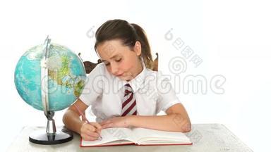 女生在地理课上写笔记.